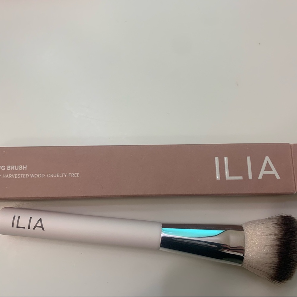 NIB ILIA beauty sculpting brush